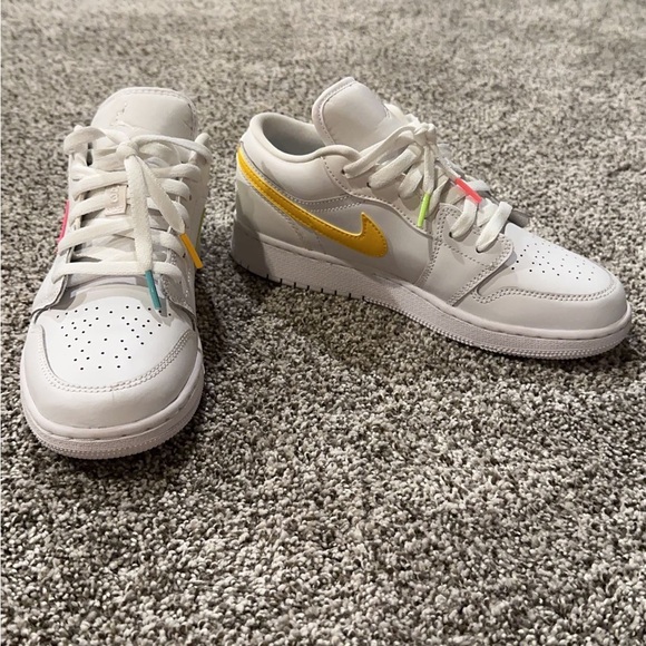 Jordan Women’s Air 1 low - Picture 3 of 7